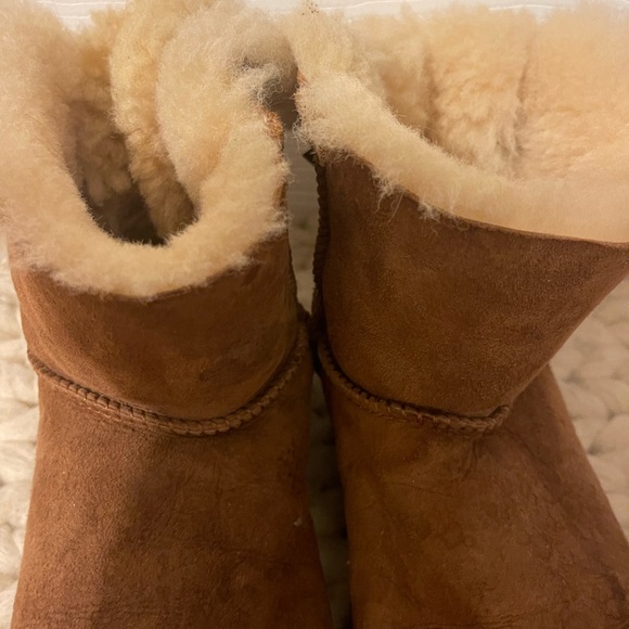 UGG Tan Shearling Boots - Picture 1 of 4